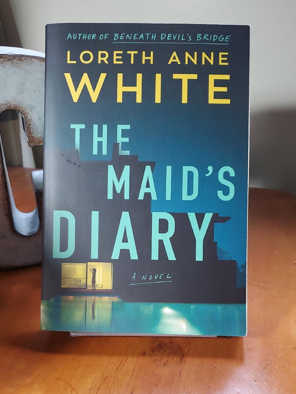 Loreth Anne White "The Maid's Diary" - Teal & Yellow Cover